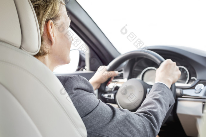 暗色调专心开车的人