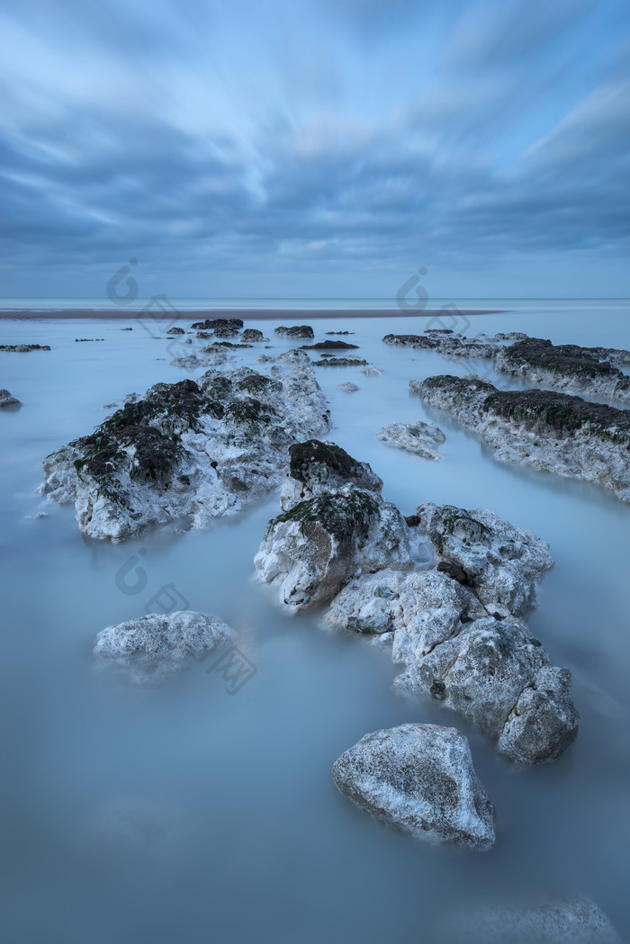 海上的白色卵石石头