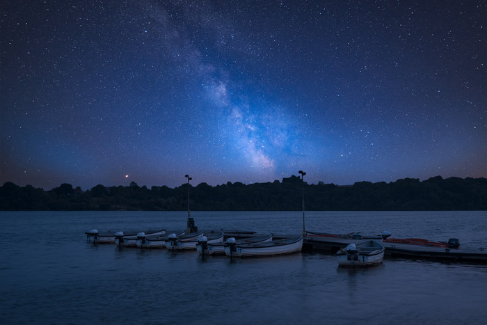 夜晚宁静的湖水摄影图