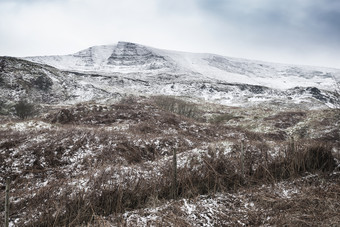 暗色调雪山<strong>远景摄影</strong>图