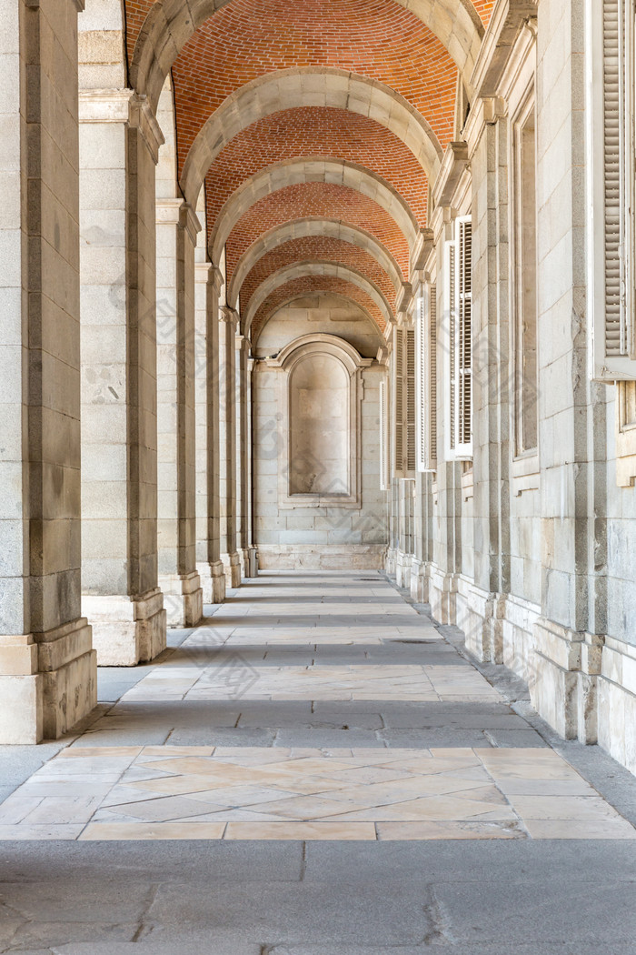 灰色调城堡走廊