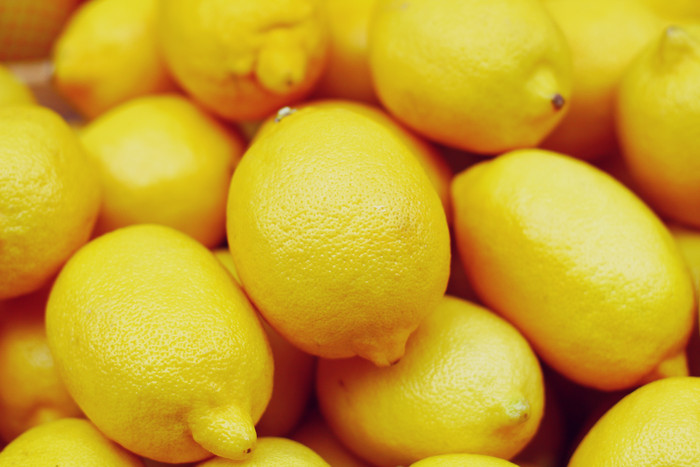 市场新鲜黄色柠檬