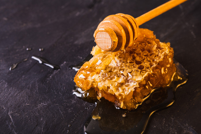 桌子上的蜂蜜液体摄影图