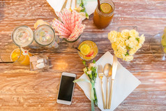 餐桌上的鲜花和刀具