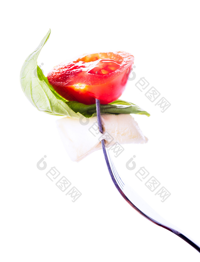 菜叶上的西红柿摄影图