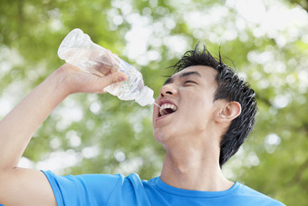 <strong>喝水</strong>的运动<strong>男人</strong>摄影图