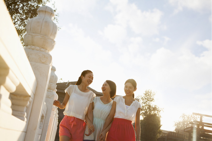 三个女人闺蜜好朋友户外散步早晨微笑摄影图
