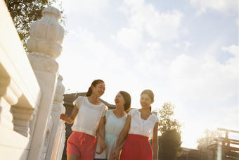 三个女人闺蜜好朋友<strong>户外</strong>散步早晨微笑摄影图