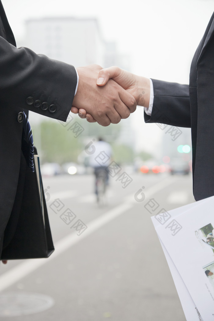 商业合作伙伴握手互利共赢职业的客户工作