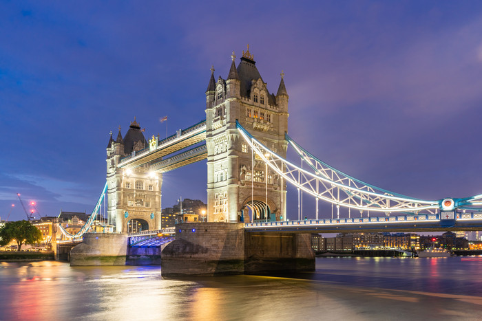深蓝色调伦敦大桥摄影图