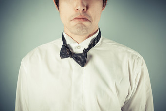 简约风整理领结的男人摄影图