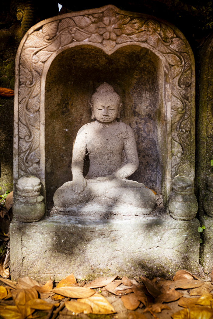 打坐的佛教石像摄影图