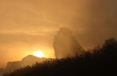 暖色调山上晨曦摄影图