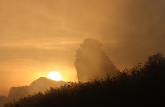 暖色调山上晨曦<strong>摄影图</strong>