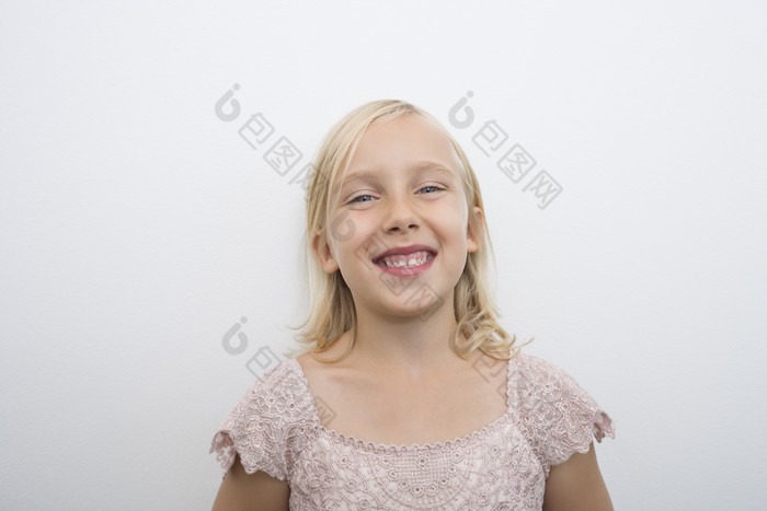 灰色开心的孩子摄影图