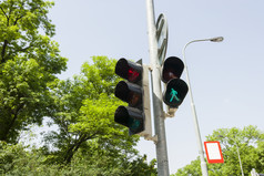 清新马路中的信号灯摄影图