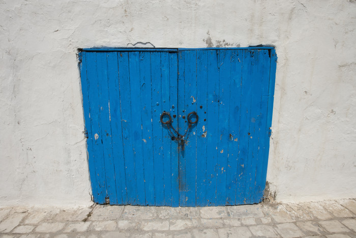 深色调蓝色的门摄影图