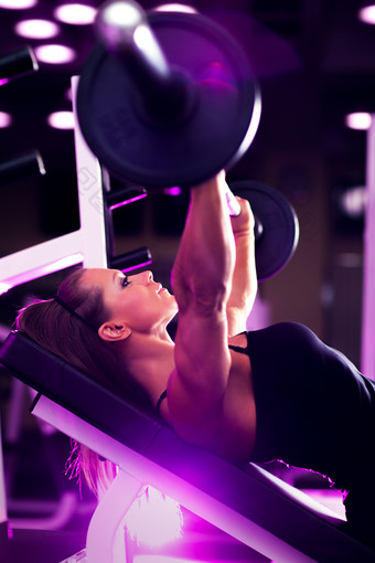紫色调在健身的女人摄影图