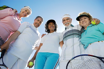 打网球的一群老年人