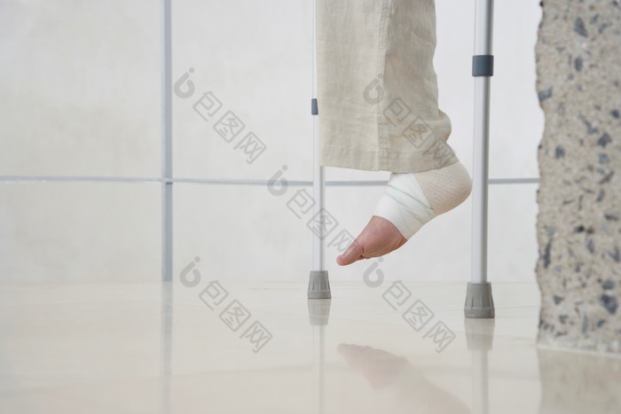 脚受伤的人物摄影图