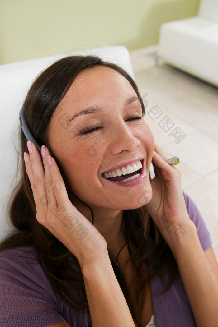 女人戴着耳机开心大笑