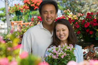 深色调在花丛中的夫妻摄影图