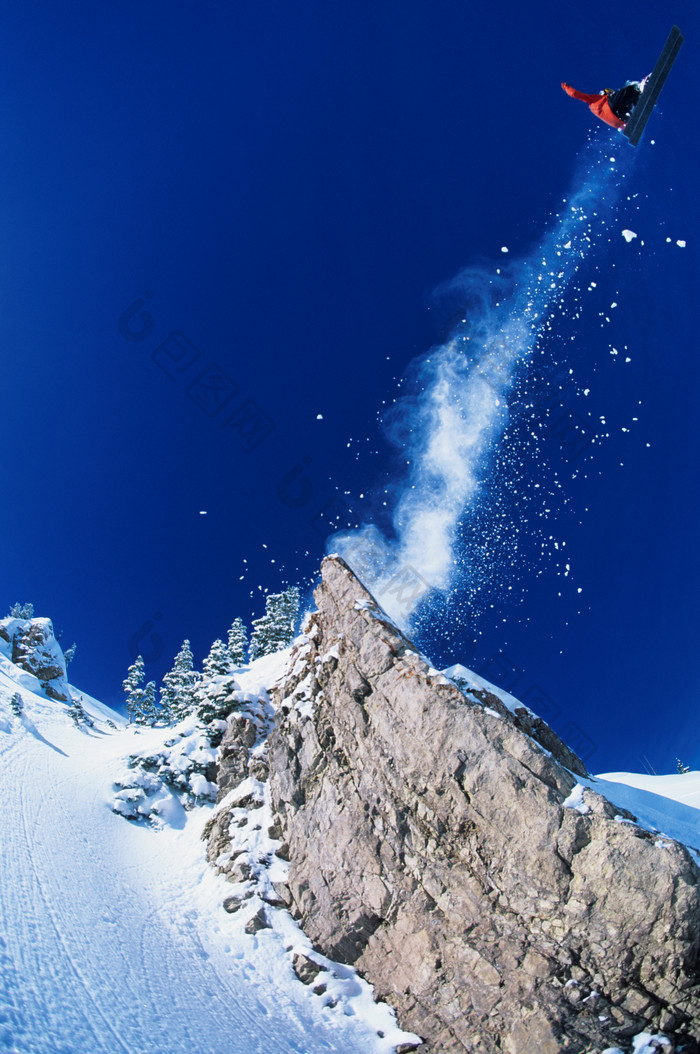 蓝色调极限滑雪的人摄影图
