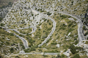 暗色调大山中的公路摄影图