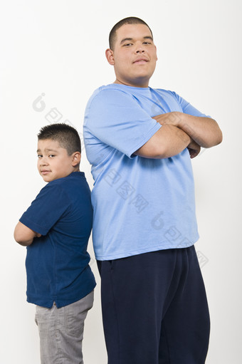 胖胖的两个男孩摄影图