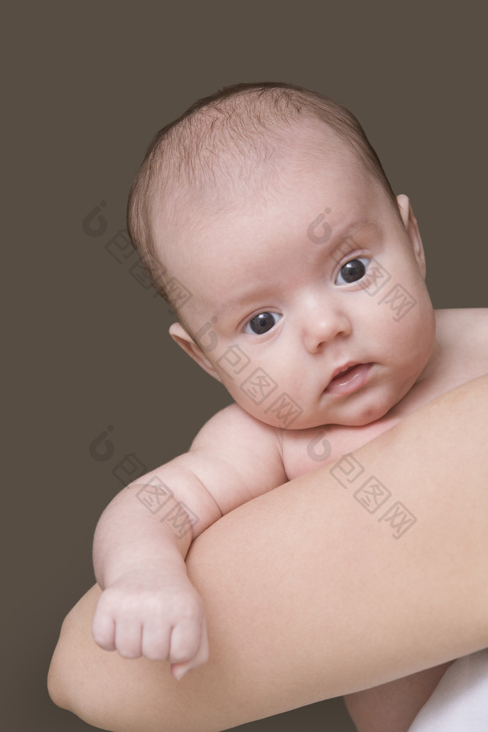 抱着的小婴儿摄影图