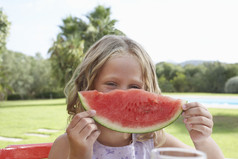 深色调吃西瓜的儿童摄影图