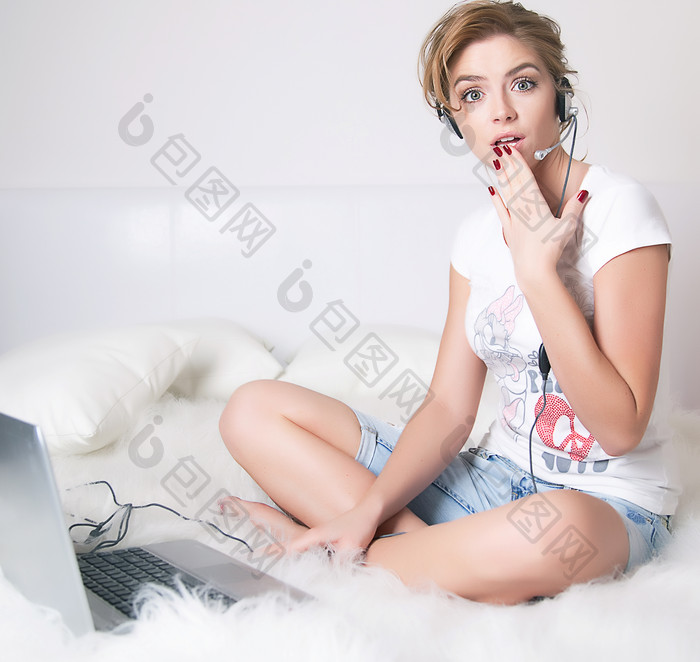 坐毛毯上玩电脑的女人