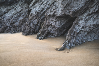 沙地上的礁石摄影图