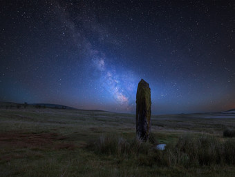 夜晚户外星空下的美景