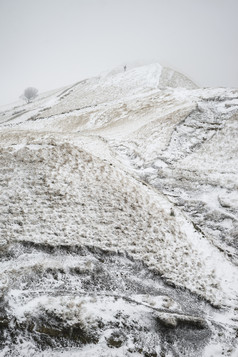 灰色调雪中的大山摄影图