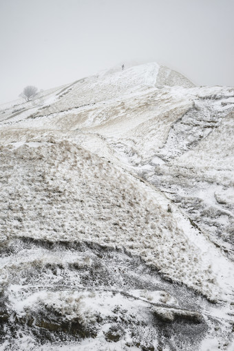 灰色调雪中的大山摄影图