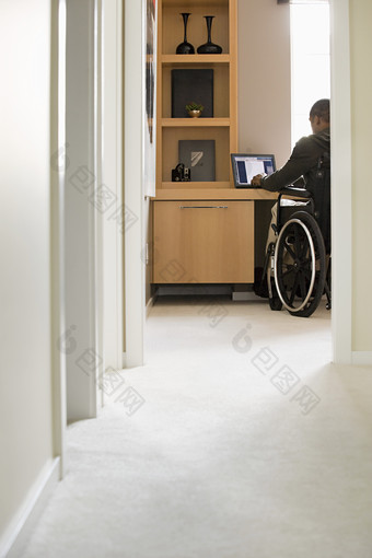 简约风格用电脑的残疾人摄影图