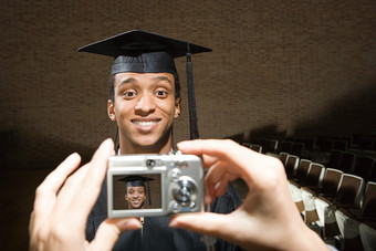 暗色调在拍照的毕业生摄影图