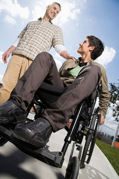 清新照顾残疾人摄影图