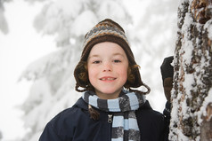 暗色调雪中的儿童摄影图