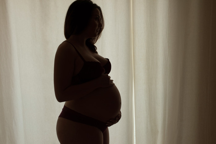 孕妇站在窗帘前素材