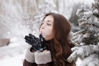 冬季吹雪的女人摄影图