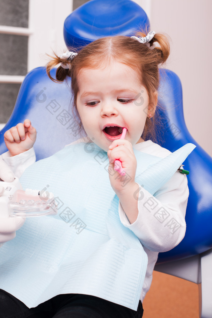 刷牙的小女孩摄影图