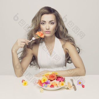 <strong>灰色调</strong>吃花的女人摄影图