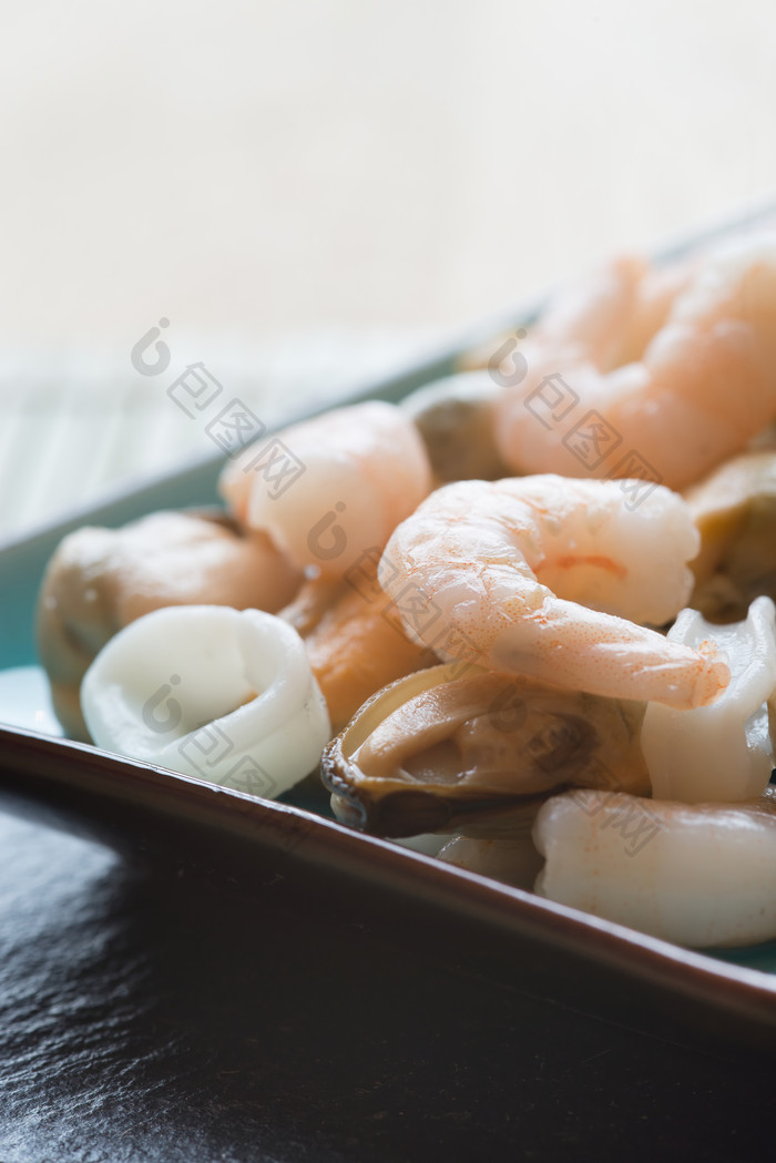 餐盘里的虾仁和贻贝