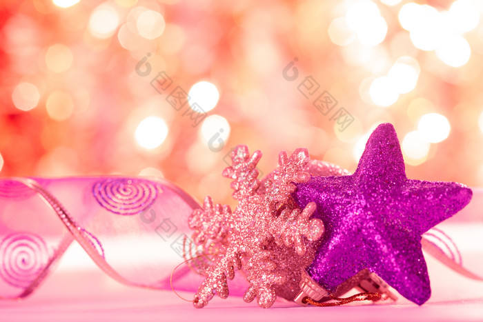 雪花和紫色的星星