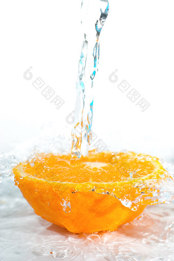 水流下的半个橙子