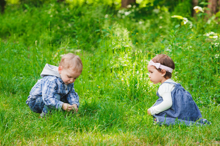 蹲在草坪上玩耍的儿童