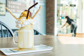 玻璃瓶装奶昔甜品