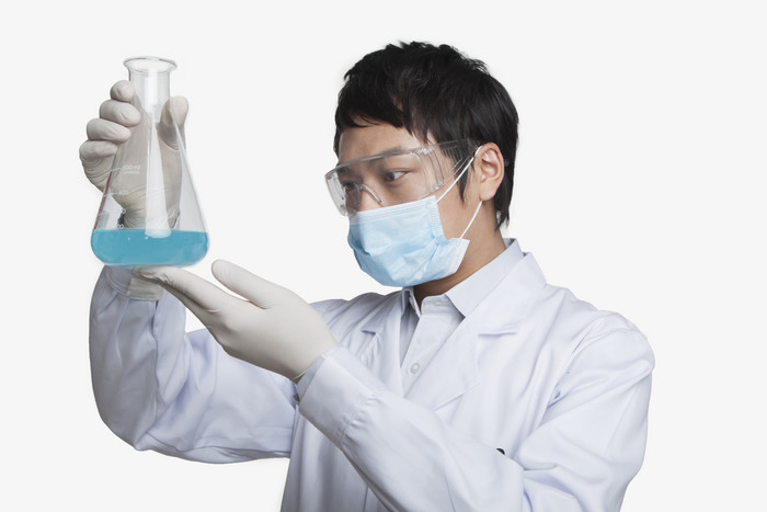 实验室做实验的年轻人男子测量杯蓝色液体照